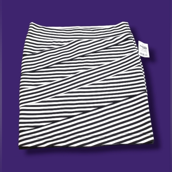 Charlotte Russe Stretchy Short Striped Juniors Size Small Black White Mini Skirt - Picture 4 of 15